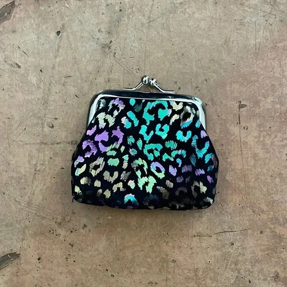 ❤️ NEW 2/$20 or 3/$25 Small Kiss Clutch Holographic Animal Print Leopard Print - Picture 1 of 5